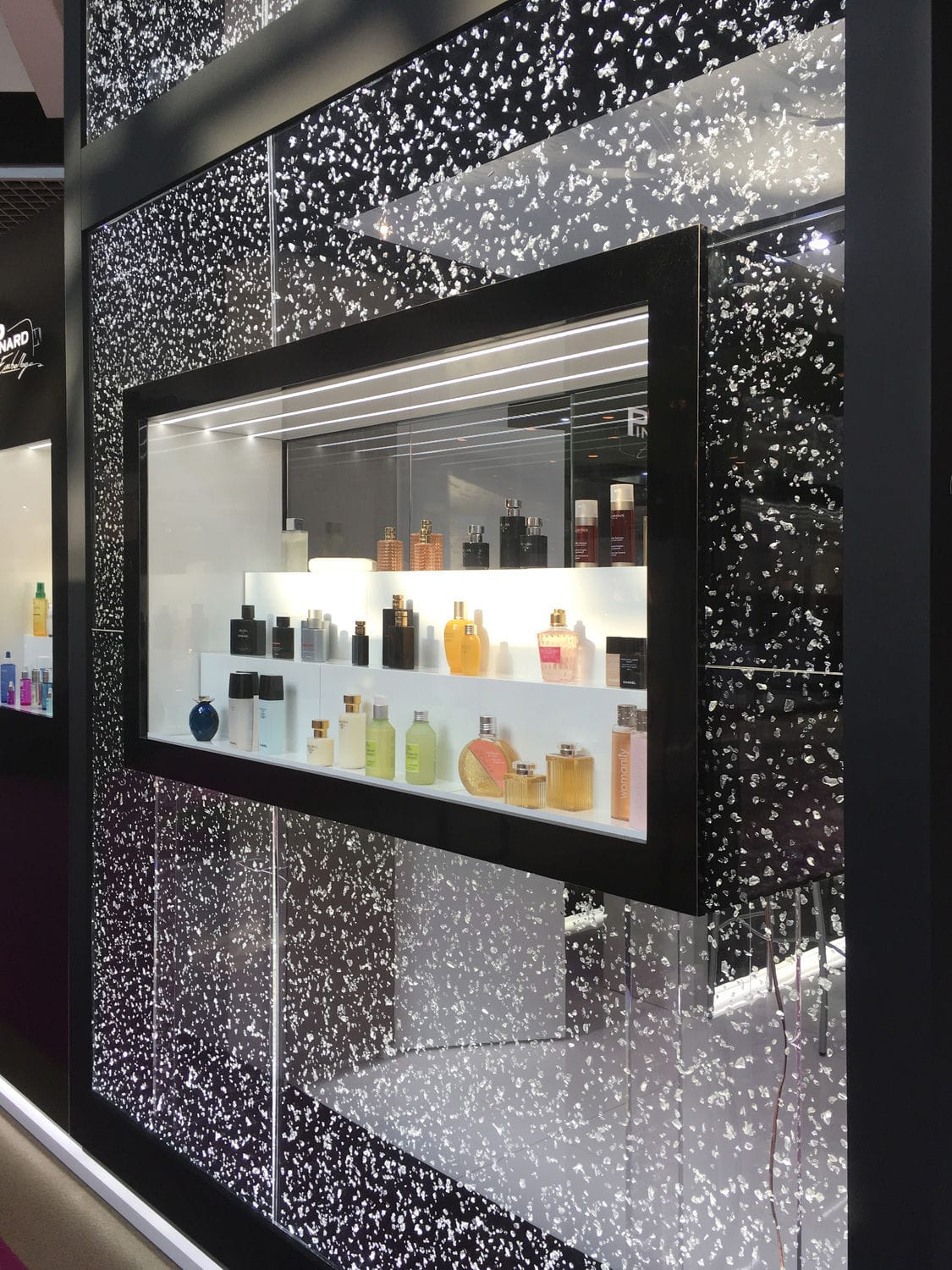 多彩的隔斷樹(shù)脂板